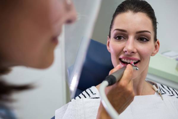Gentle goodbye: The benefits of painless tooth extraction